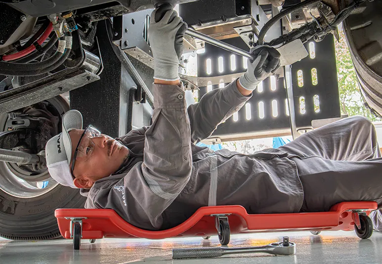Servicio de mantenimiento mecánico y revisión de chasis para camiones pesados Mack Trucks en Estado de México.