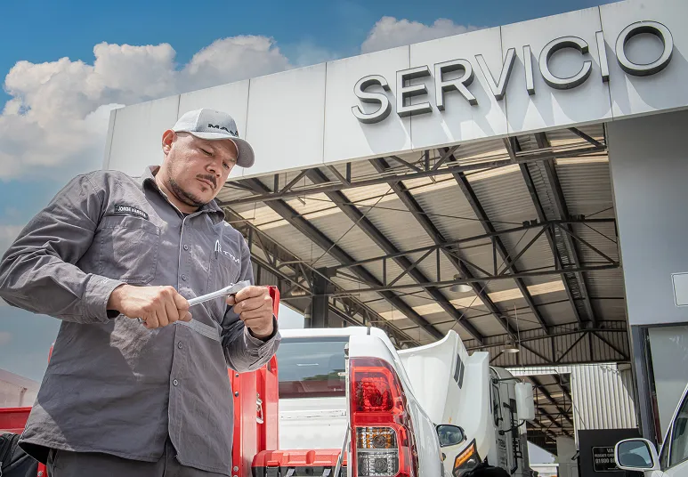 Mecánico en taller de servicio y mantenimiento para camiones Mack Trucks en Guadalajara, Jalisco.
