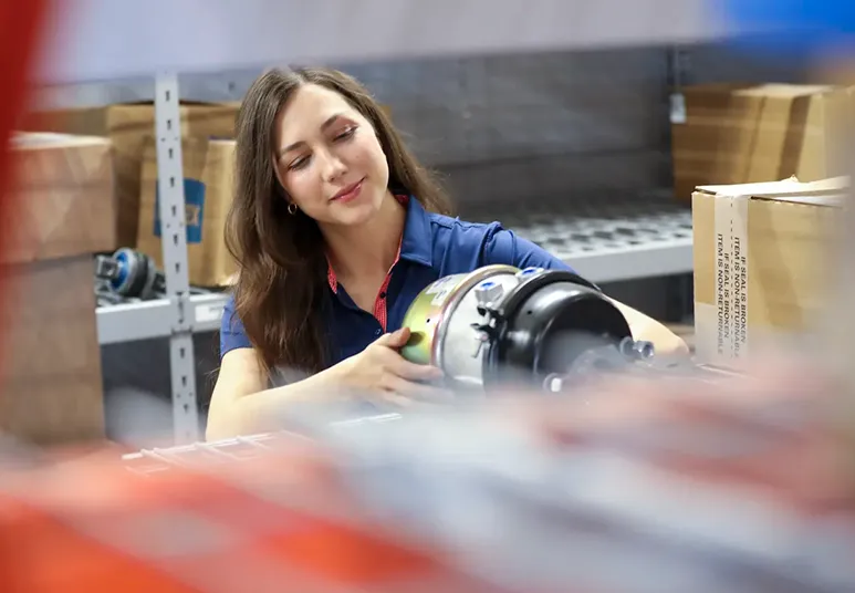 Especialista del almacén inspeccionando cámara de freno de aire original para camiones Mack Trucks en Hermosillo.