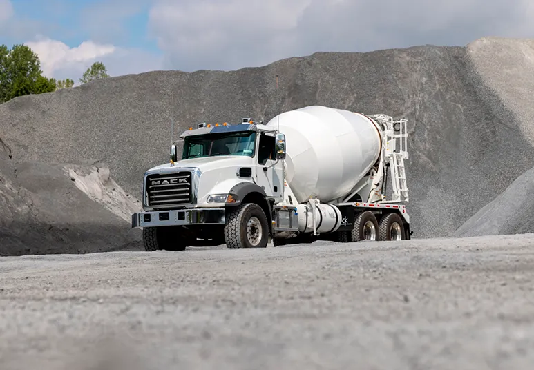 Camión concretero Mack Granite operando en obra y banco de materiales en Matehuala, San Luis Potosí.