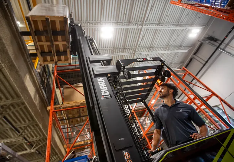 Venta y distribución de refacciones y tractopartes Mack Trucks en almacén de Matehuala.