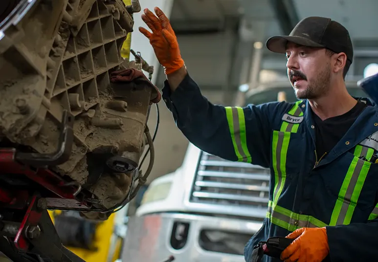 Taller de reparación mecánica y mantenimiento preventivo para camiones Mack Trucks en San Luis Potosí.