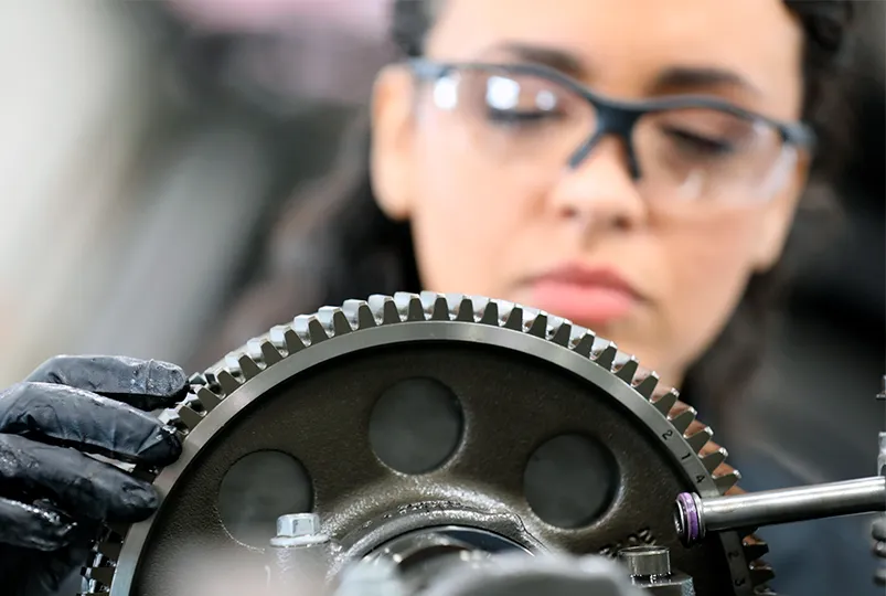 Técnico certificado inspeccionando piezas de tractocamión.