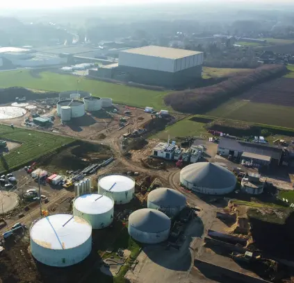 Vista aérea de una planta de energía con infraestructura para el aprovechamiento de fuentes de combustible y obtención de Certificados de Energías Limpias