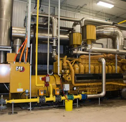 Sistema de alimentación de combustible y tuberías industriales conectadas a un motogenerador de biogás.