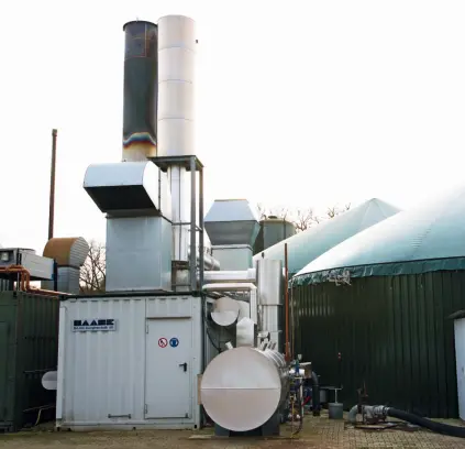 Planta de biogás con tanques de digestión anaeróbica para transformar residuos orgánicos en combustible renovable.