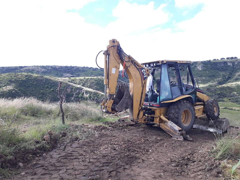 Retroexcavadora Cat trabajando