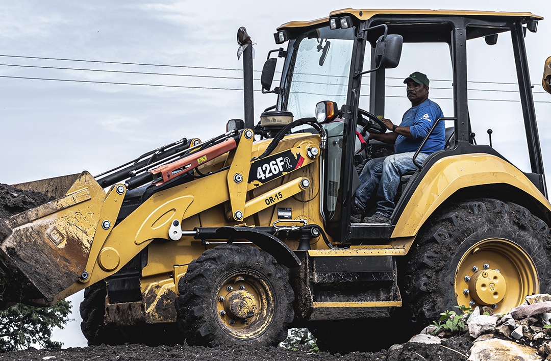 Hombre operando retroexcavadora Cat 426F2