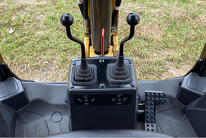 Cabina de retroexcavadora Cat con controles hidraulicos